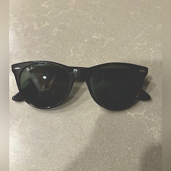 Woman’s Rayban Sunglasses Non-Prescription - Picture 1 of 2